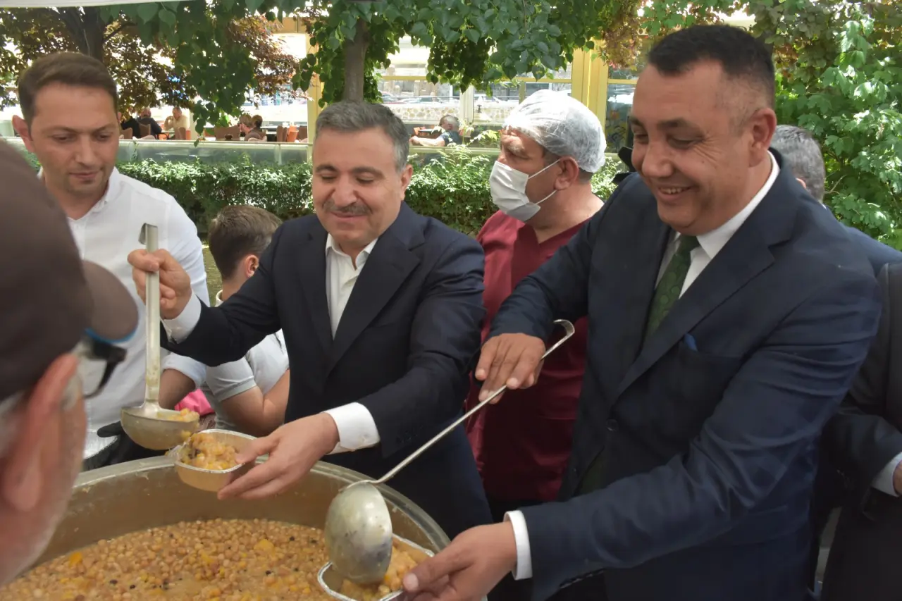 Gümüşhane'de Muharrem Ayı Bereketi: Fatih Parkı'nda Bin Kişilik Aşure İkramı 8