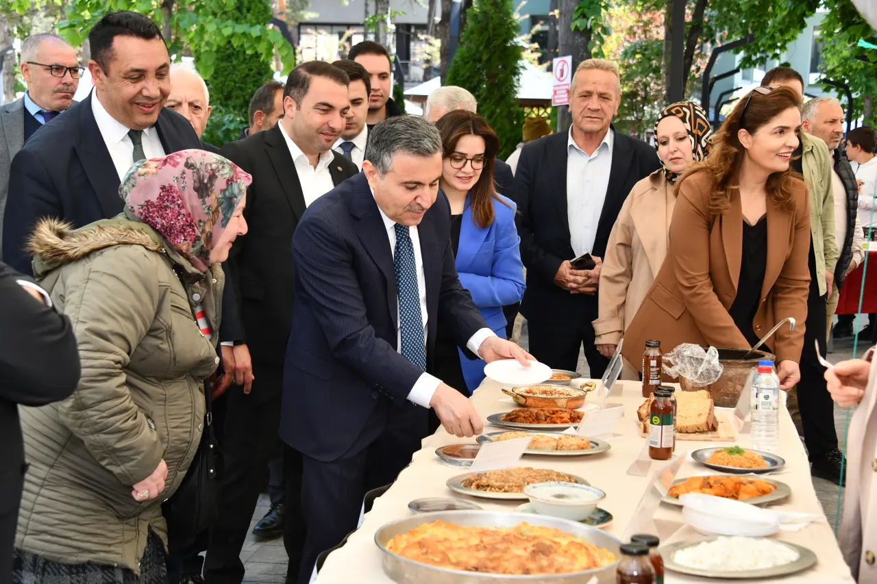 Atatürk Parkı'nda Renkli Görüntüler: Asırlık Lezzetler Gümüşhane'de Görücüye Çıktı! 15