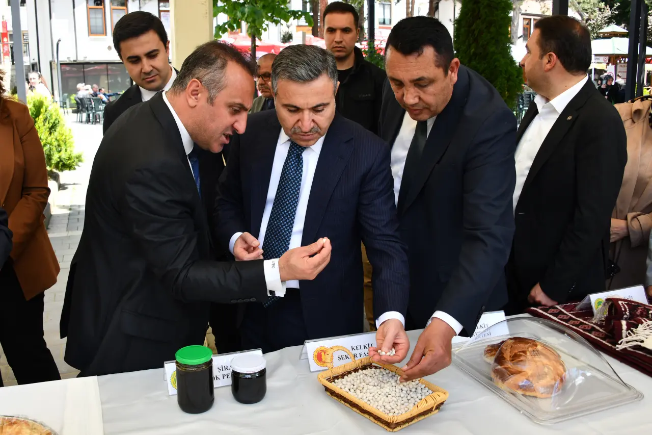Atatürk Parkı'nda Renkli Görüntüler: Asırlık Lezzetler Gümüşhane'de Görücüye Çıktı! 13