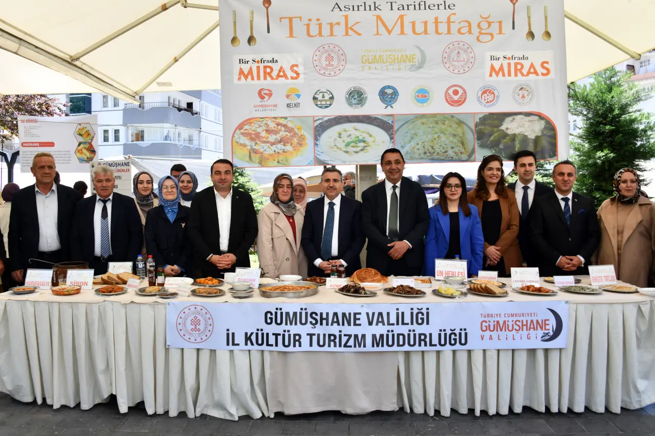 Atatürk Parkı'nda Renkli Görüntüler: Asırlık Lezzetler Gümüşhane'de Görücüye Çıktı! 1