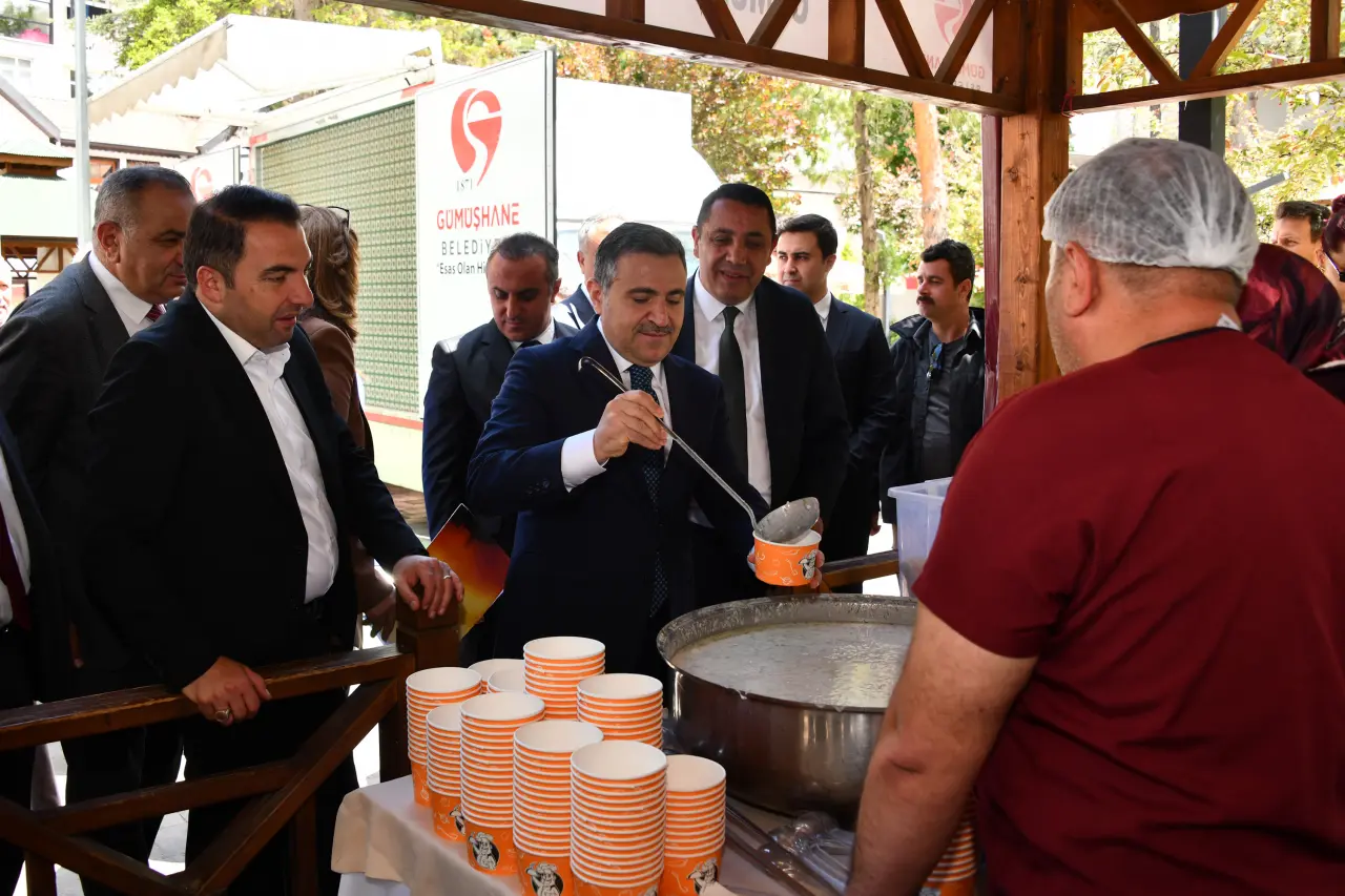 Atatürk Parkı'nda Renkli Görüntüler: Asırlık Lezzetler Gümüşhane'de Görücüye Çıktı! 17