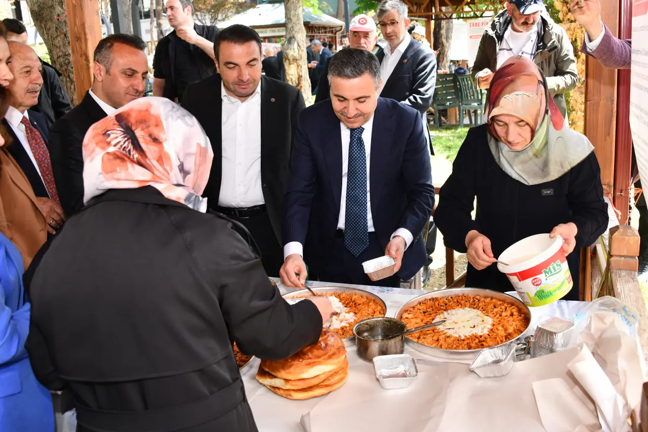 Atatürk Parkı'nda Renkli Görüntüler: Asırlık Lezzetler Gümüşhane'de Görücüye Çıktı! 3
