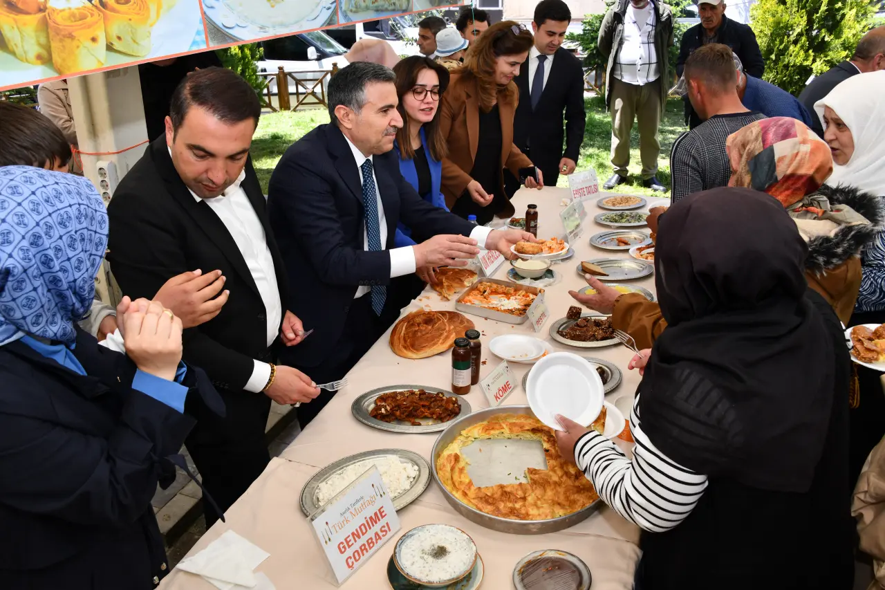 Atatürk Parkı'nda Renkli Görüntüler: Asırlık Lezzetler Gümüşhane'de Görücüye Çıktı! 11