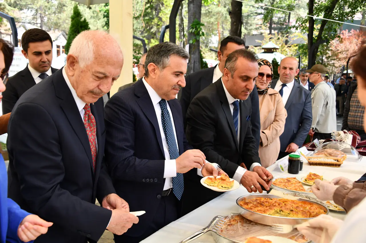 Atatürk Parkı'nda Renkli Görüntüler: Asırlık Lezzetler Gümüşhane'de Görücüye Çıktı! 5