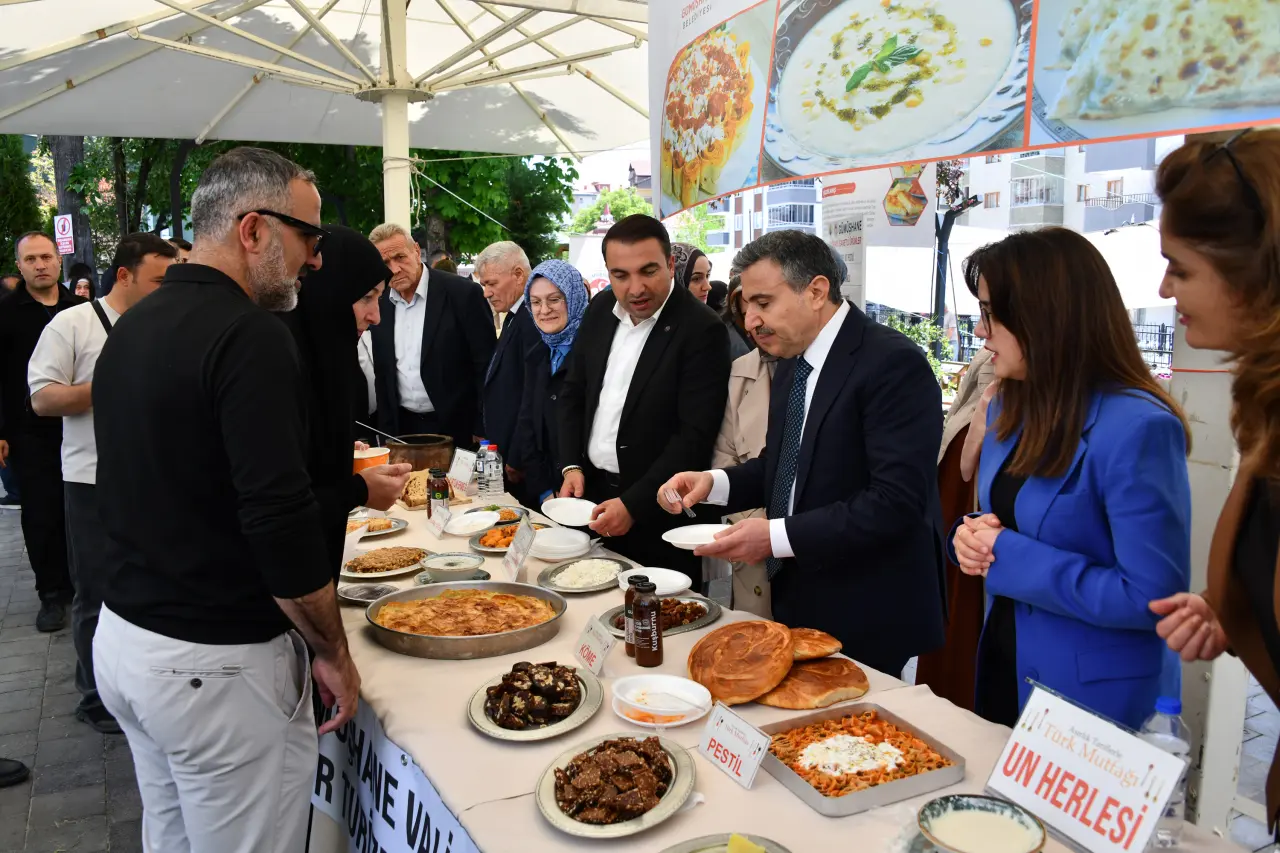 Atatürk Parkı'nda Renkli Görüntüler: Asırlık Lezzetler Gümüşhane'de Görücüye Çıktı! 12