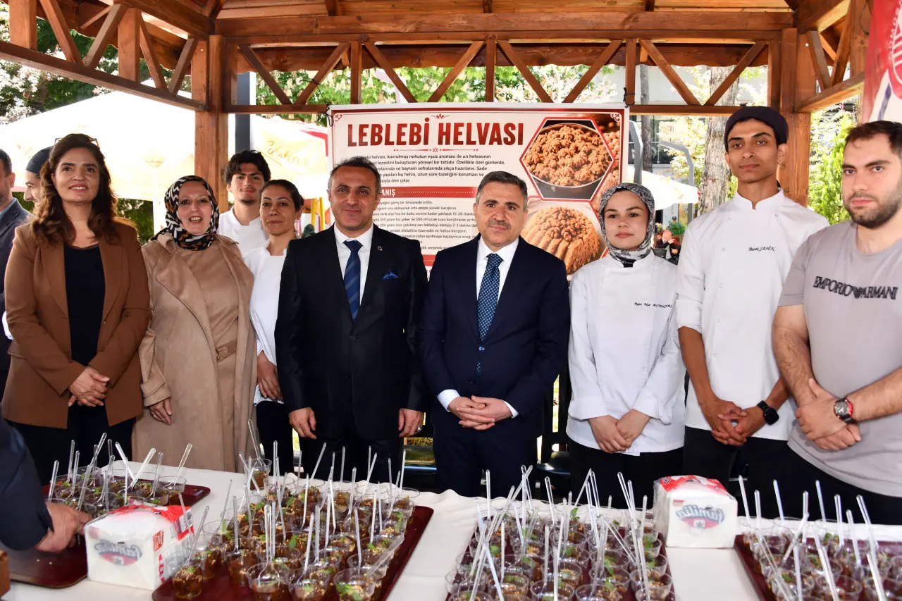 Atatürk Parkı'nda Renkli Görüntüler: Asırlık Lezzetler Gümüşhane'de Görücüye Çıktı! 2