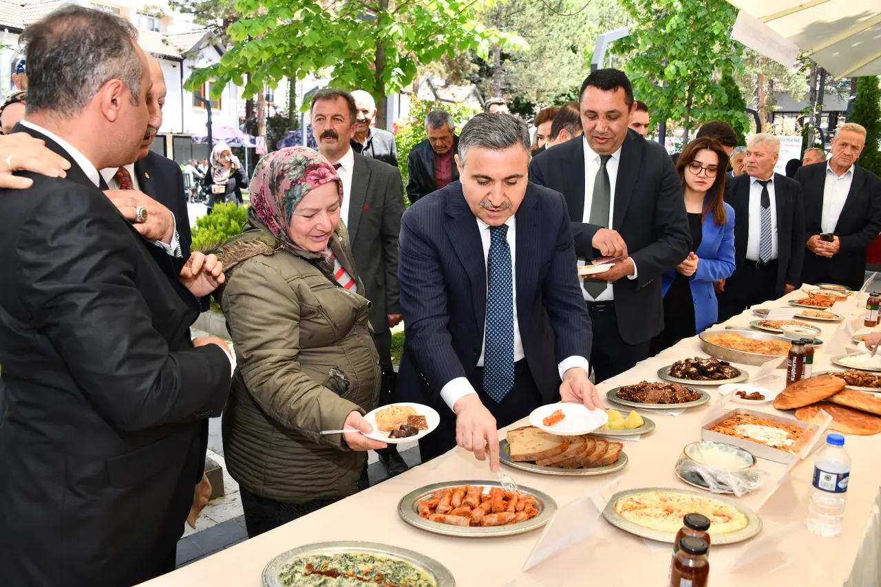 Atatürk Parkı'nda Renkli Görüntüler: Asırlık Lezzetler Gümüşhane'de Görücüye Çıktı! 6
