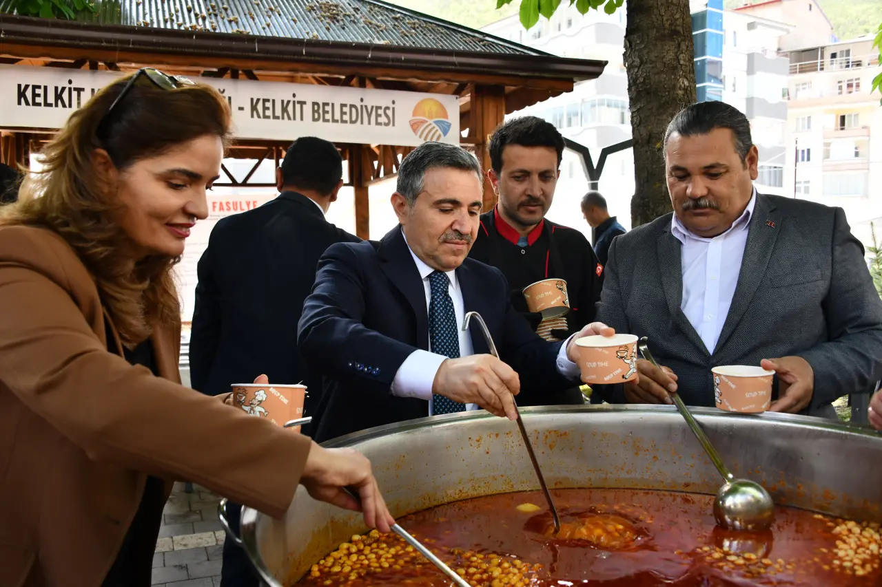 Atatürk Parkı'nda Renkli Görüntüler: Asırlık Lezzetler Gümüşhane'de Görücüye Çıktı! 4