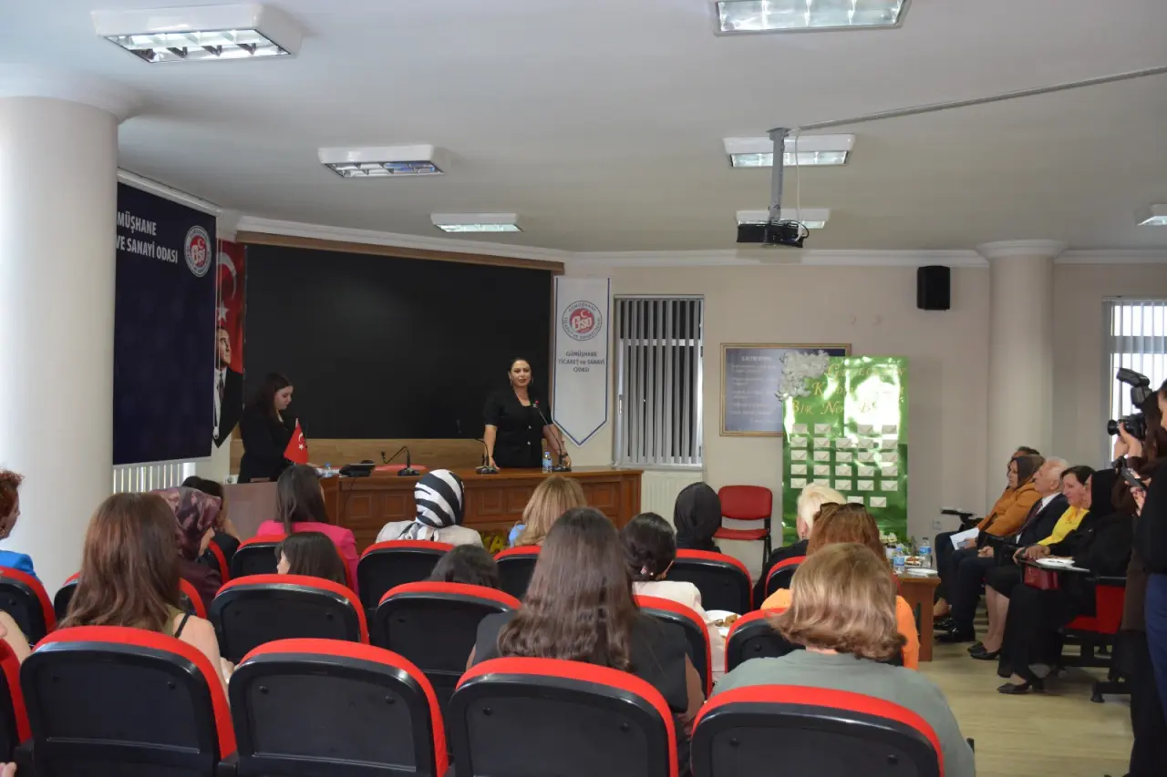 Gümüşhane'de "Zirvede Kadın Var" Paneli Geniş Katılımla Gerçekleştirildi 17