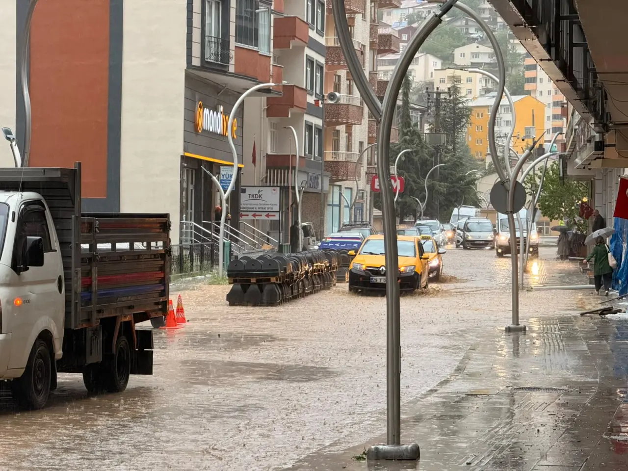 Gümüşhane'ye 2 saatte metrekareye 26 kilogram yağış düştü: Zirvelerden inen seller yolları dereye çevirdi 22