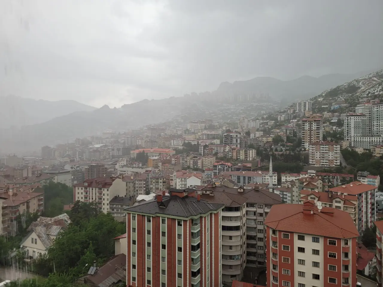 Gümüşhane'ye 2 saatte metrekareye 26 kilogram yağış düştü: Zirvelerden inen seller yolları dereye çevirdi 11