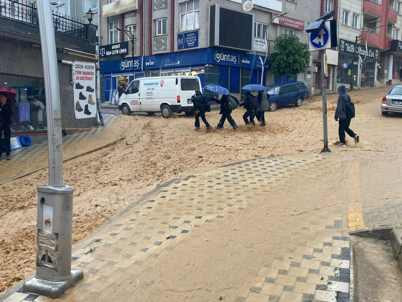 Gümüşhane'ye 2 saatte metrekareye 26 kilogram yağış düştü: Zirvelerden inen seller yolları dereye çevirdi 17