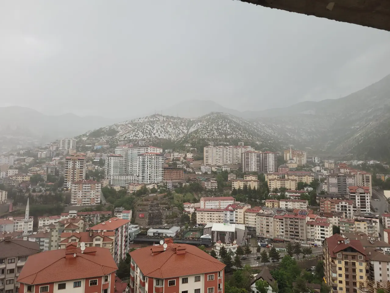 Gümüşhane'ye 2 saatte metrekareye 26 kilogram yağış düştü: Zirvelerden inen seller yolları dereye çevirdi 10