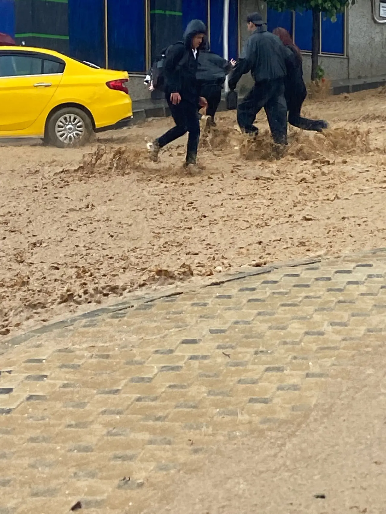Gümüşhane'ye 2 saatte metrekareye 26 kilogram yağış düştü: Zirvelerden inen seller yolları dereye çevirdi 15