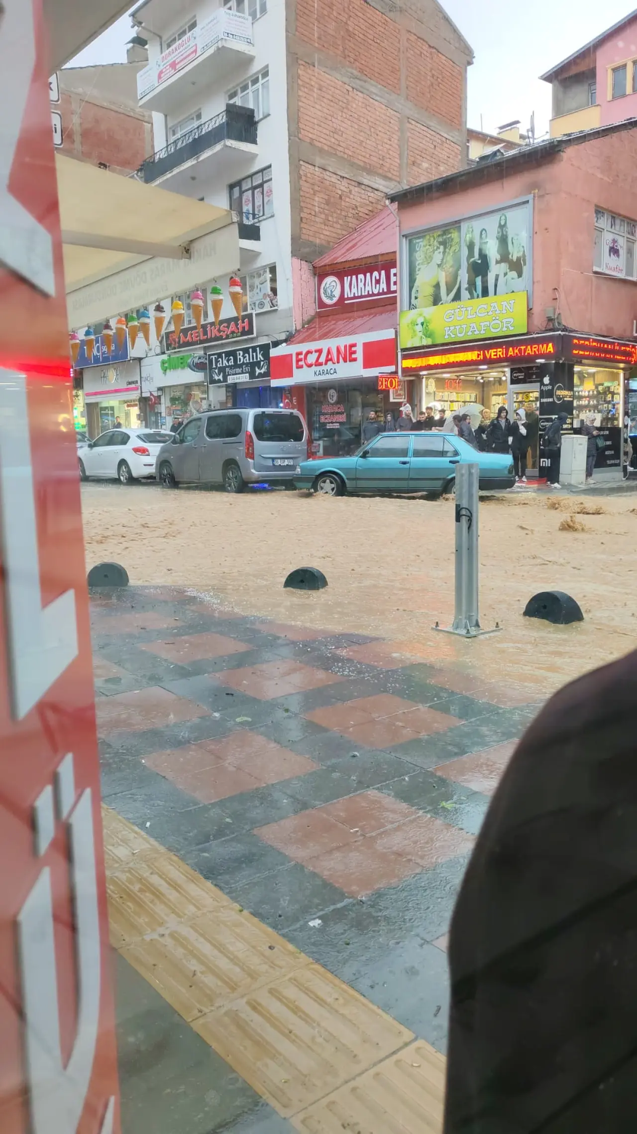Gümüşhane'ye 2 saatte metrekareye 26 kilogram yağış düştü: Zirvelerden inen seller yolları dereye çevirdi 13