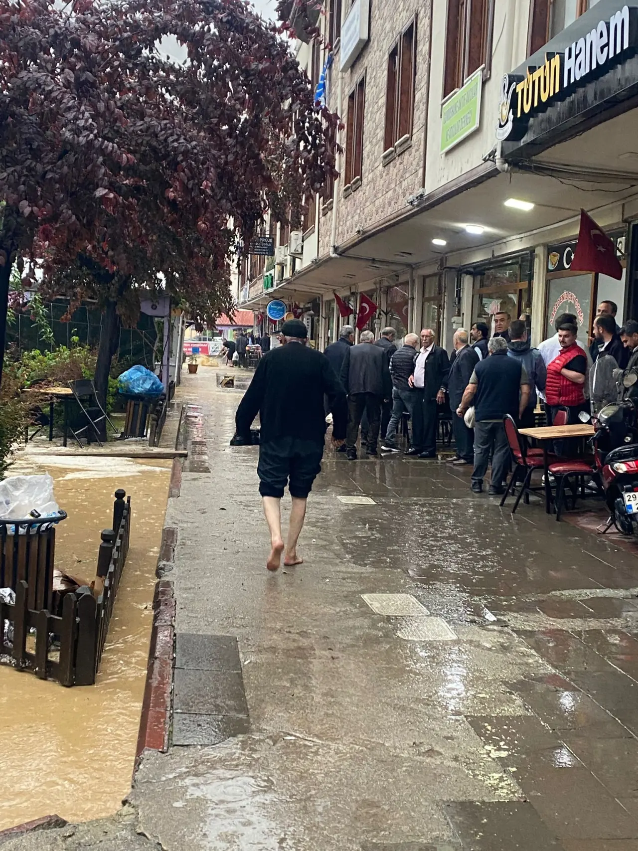 Gümüşhane'ye 2 saatte metrekareye 26 kilogram yağış düştü: Zirvelerden inen seller yolları dereye çevirdi 18