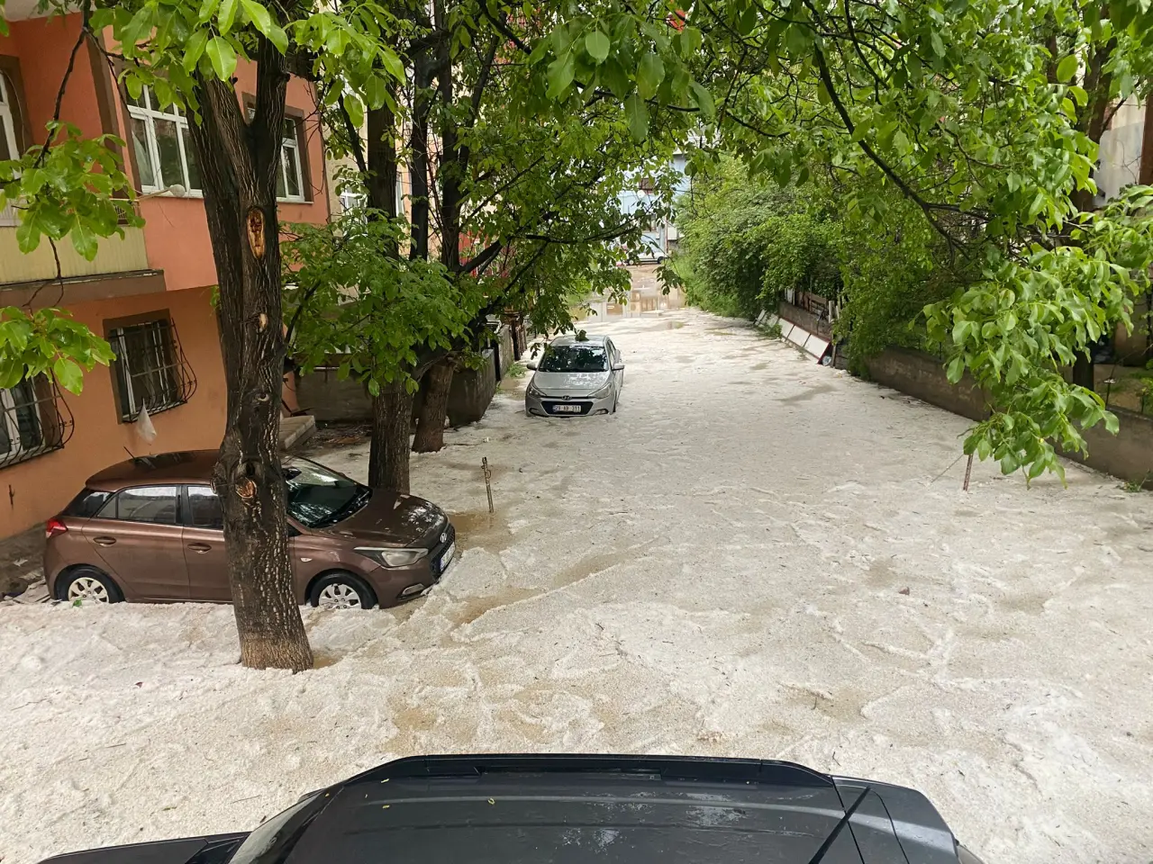 Gümüşhane'ye 2 saatte metrekareye 26 kilogram yağış düştü: Zirvelerden inen seller yolları dereye çevirdi 20