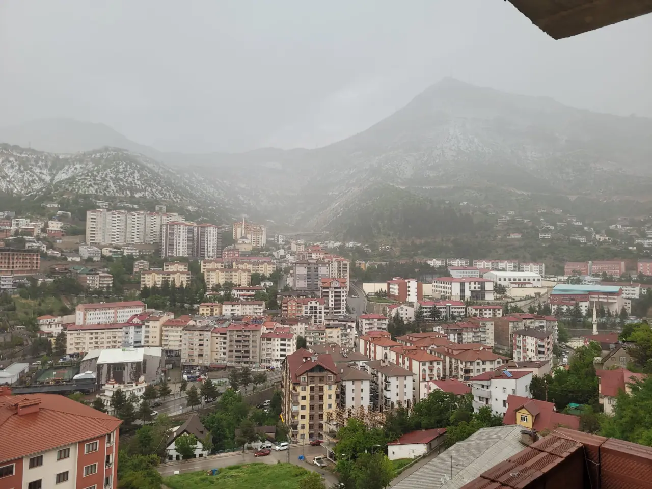 Gümüşhane'ye 2 saatte metrekareye 26 kilogram yağış düştü: Zirvelerden inen seller yolları dereye çevirdi 12