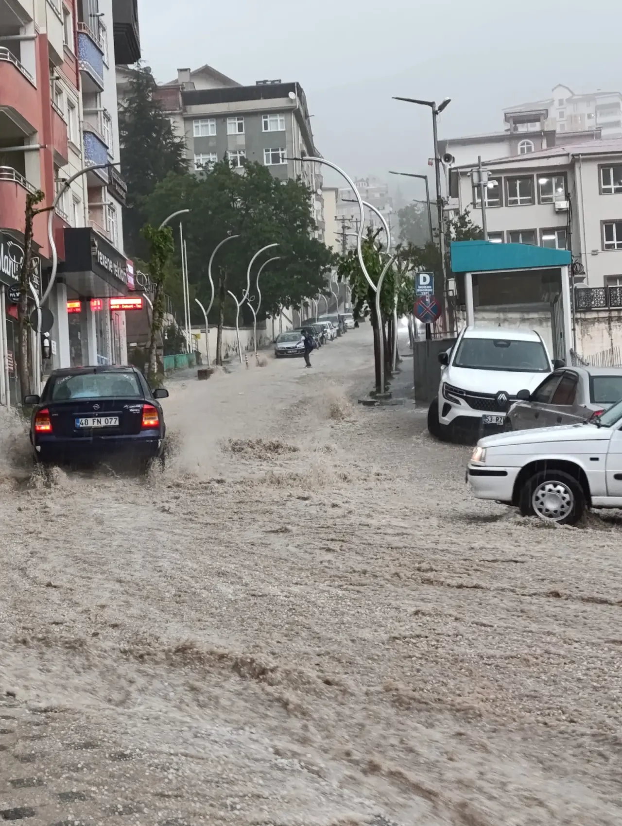 Gümüşhane'ye 2 saatte metrekareye 26 kilogram yağış düştü: Zirvelerden inen seller yolları dereye çevirdi 7