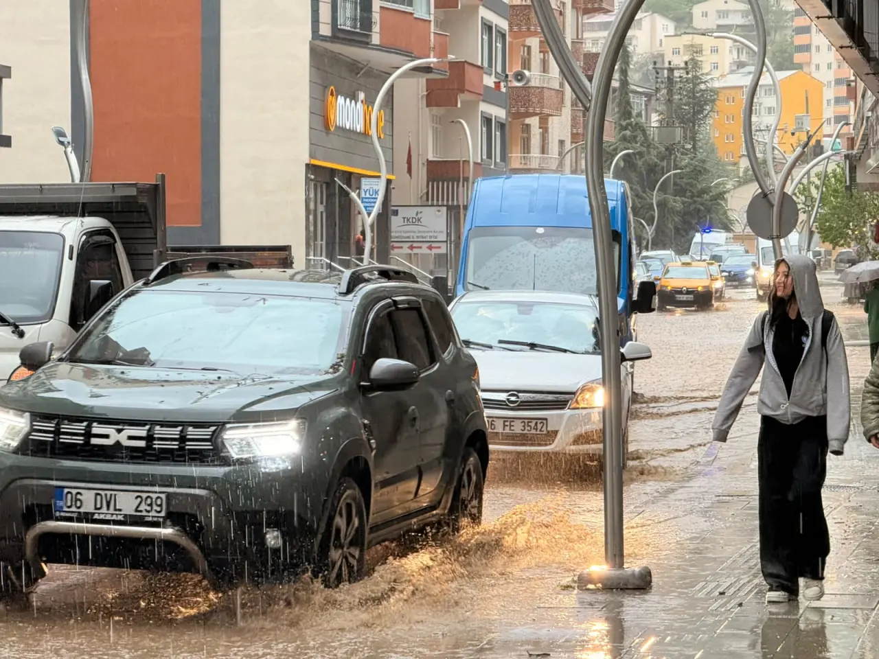 Gümüşhane'ye 2 saatte metrekareye 26 kilogram yağış düştü: Zirvelerden inen seller yolları dereye çevirdi 23
