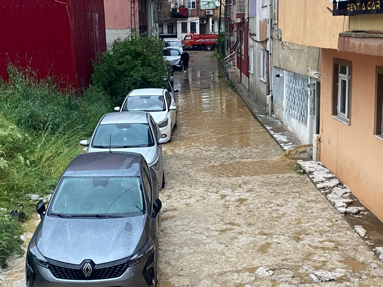 Gümüşhane'ye 2 saatte metrekareye 26 kilogram yağış düştü: Zirvelerden inen seller yolları dereye çevirdi 19