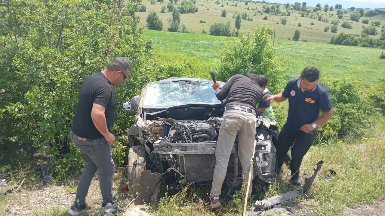 Kelkit-Şiran Yolunda Feci Kaza! Hafif Ticari Araç Şarampole Yuvarlandı: Ölü ve Yaralılar Var 2