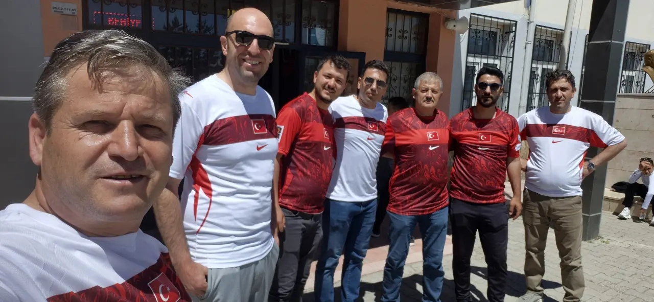 Kelkit Türk Eğitim-Sen’den öğretmen babalara ve baba adaylarına ay-yıldızlı babalar günü hediyesi 9