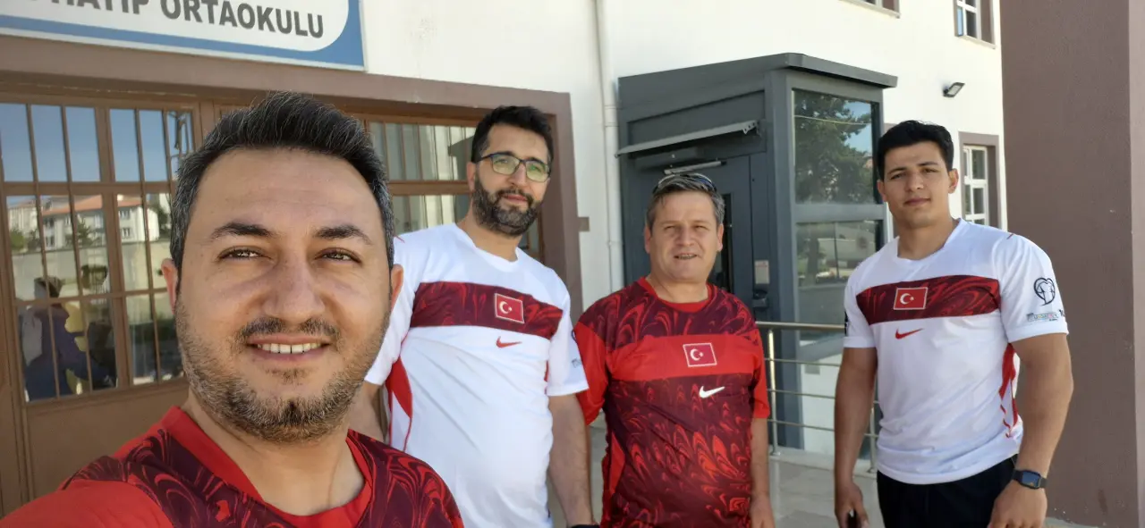 Kelkit Türk Eğitim-Sen’den öğretmen babalara ve baba adaylarına ay-yıldızlı babalar günü hediyesi 2