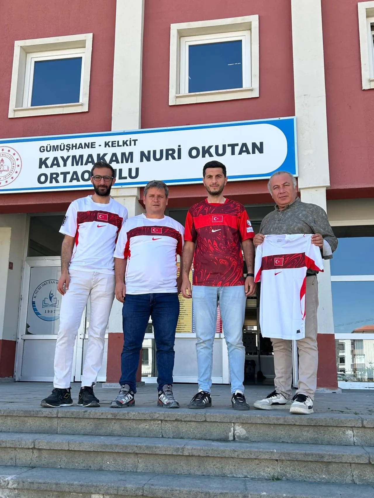 Kelkit Türk Eğitim-Sen’den öğretmen babalara ve baba adaylarına ay-yıldızlı babalar günü hediyesi 12