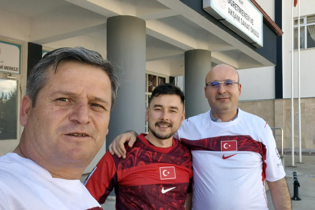 Kelkit Türk Eğitim-Sen’den öğretmen babalara ve baba adaylarına ay-yıldızlı babalar günü hediyesi 3