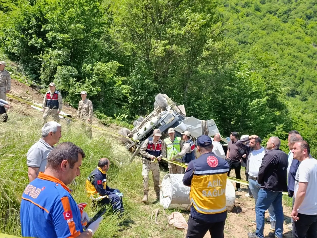 Kürtün'de beton mikseri 150 metrelik yamaçtan yuvarlandı: 2 ölü, 1 yaralı 4