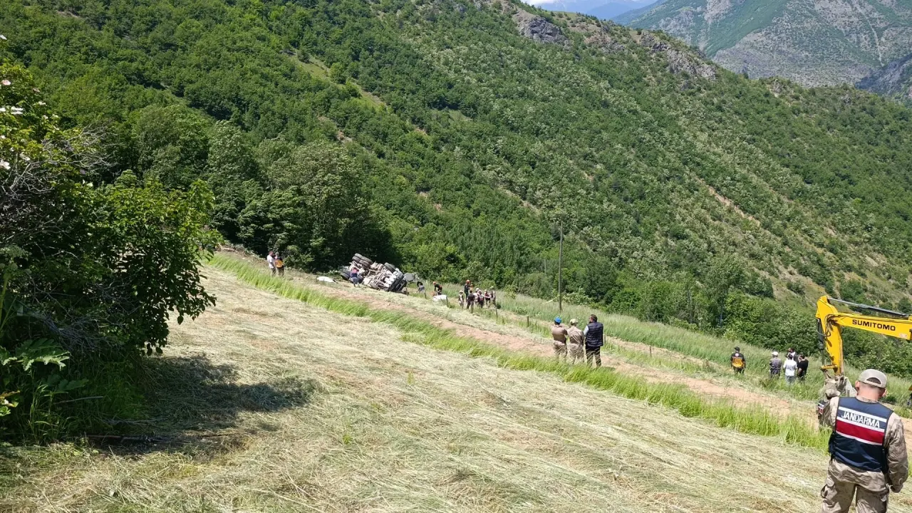 Kürtün'de beton mikseri 150 metrelik yamaçtan yuvarlandı: 2 ölü, 1 yaralı 6