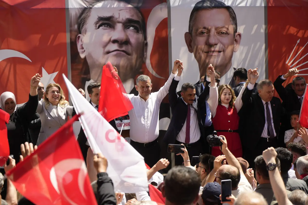 Özgür Özel, Tekke'de Barış Demirkıran için destek istedi 5