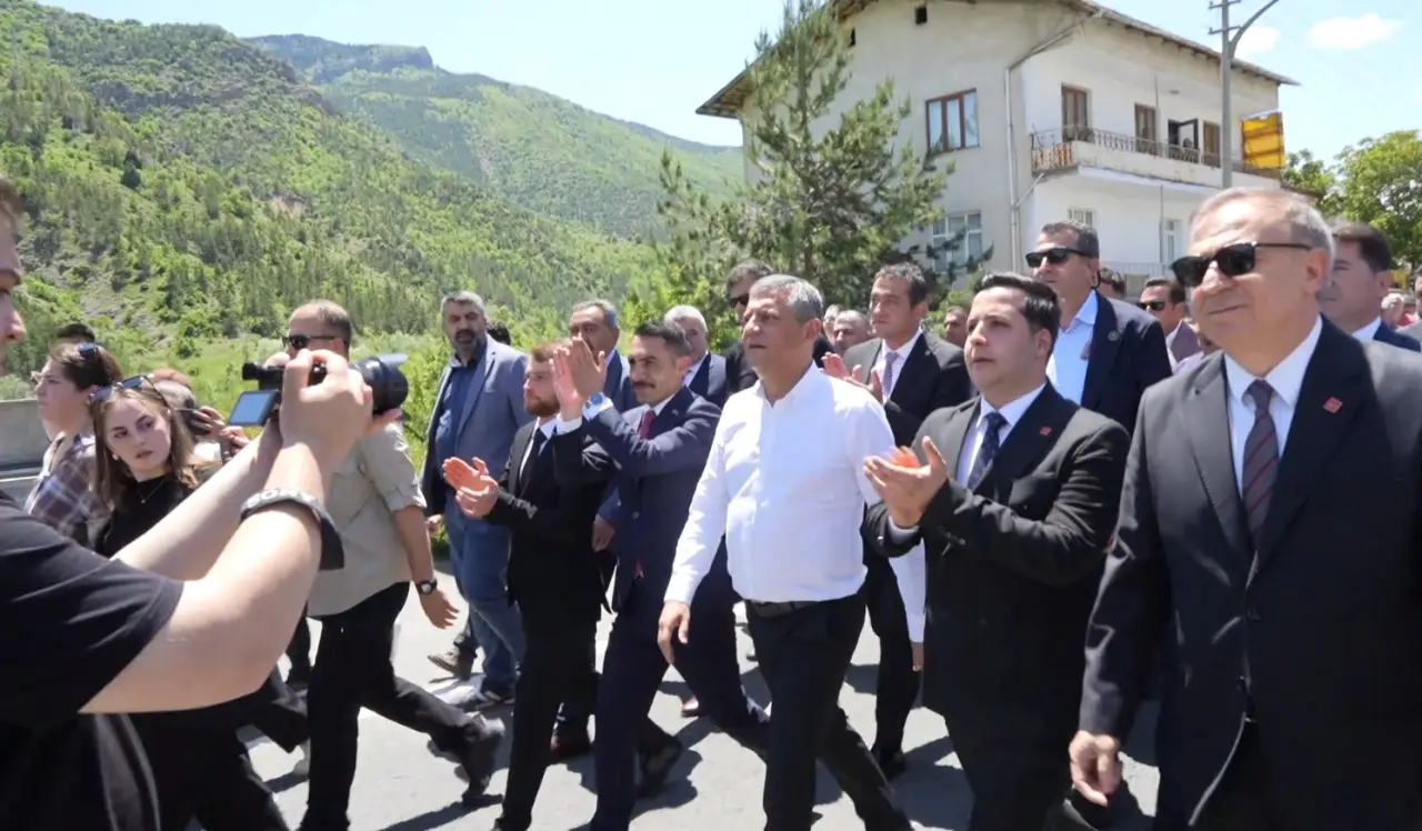 Özgür Özel, Tekke'de Barış Demirkıran için destek istedi 8