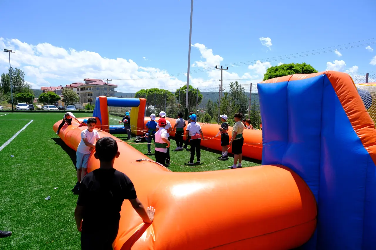 Şiran’da 3. Çocuk Festivali Coşkusu: İlçe Stadı Renkli Görüntülere Sahne Oldu 3
