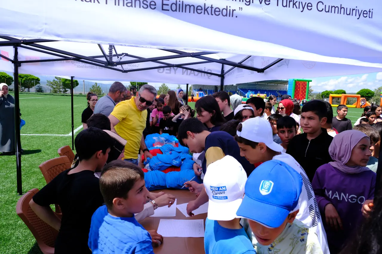 Şiran’da 3. Çocuk Festivali Coşkusu: İlçe Stadı Renkli Görüntülere Sahne Oldu 4