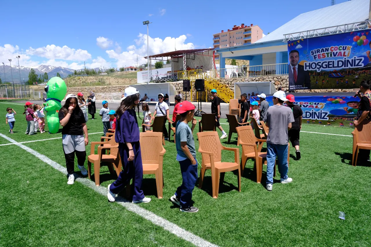 Şiran’da 3. Çocuk Festivali Coşkusu: İlçe Stadı Renkli Görüntülere Sahne Oldu 1