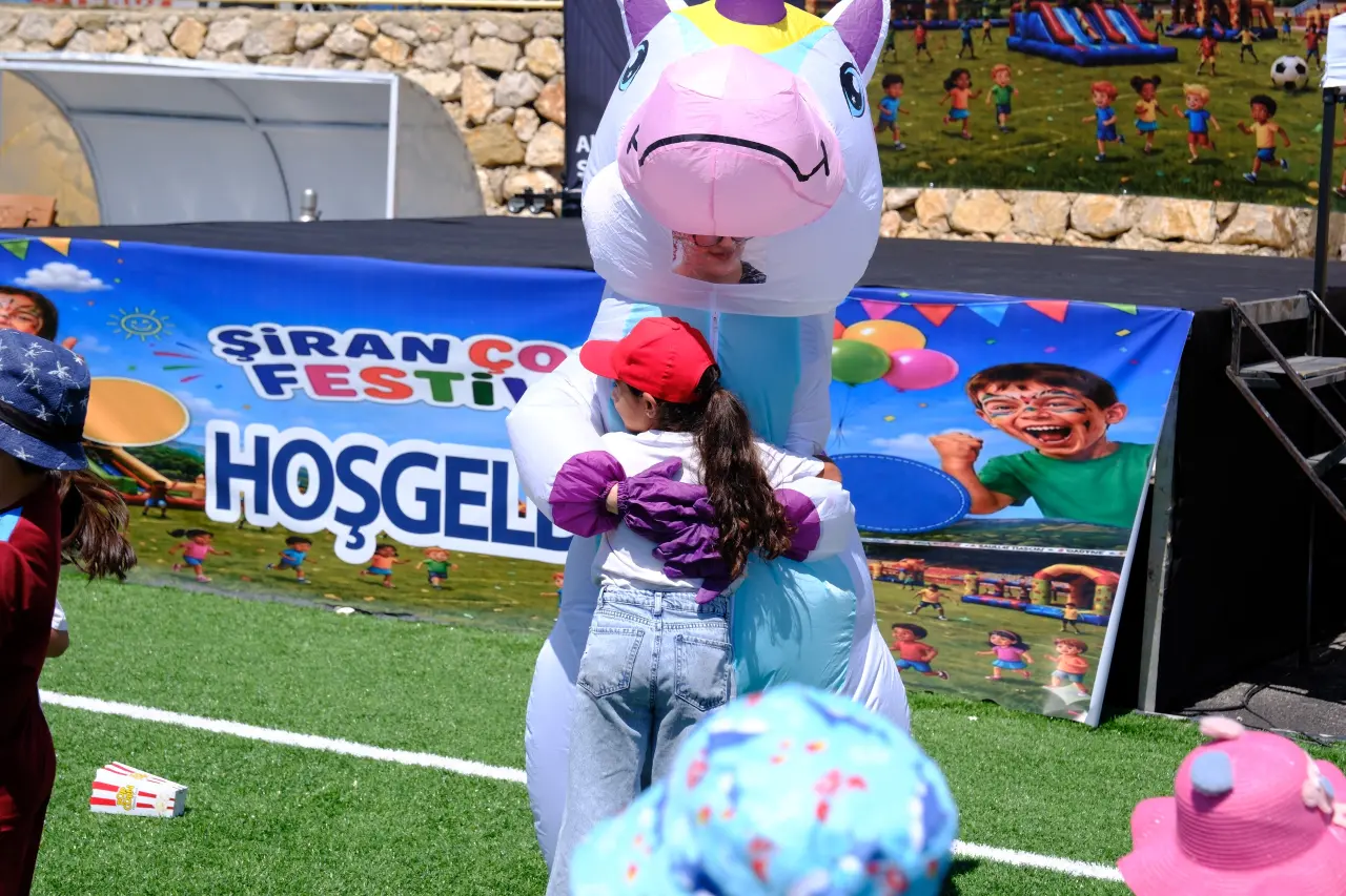 Şiran’da 3. Çocuk Festivali Coşkusu: İlçe Stadı Renkli Görüntülere Sahne Oldu 5