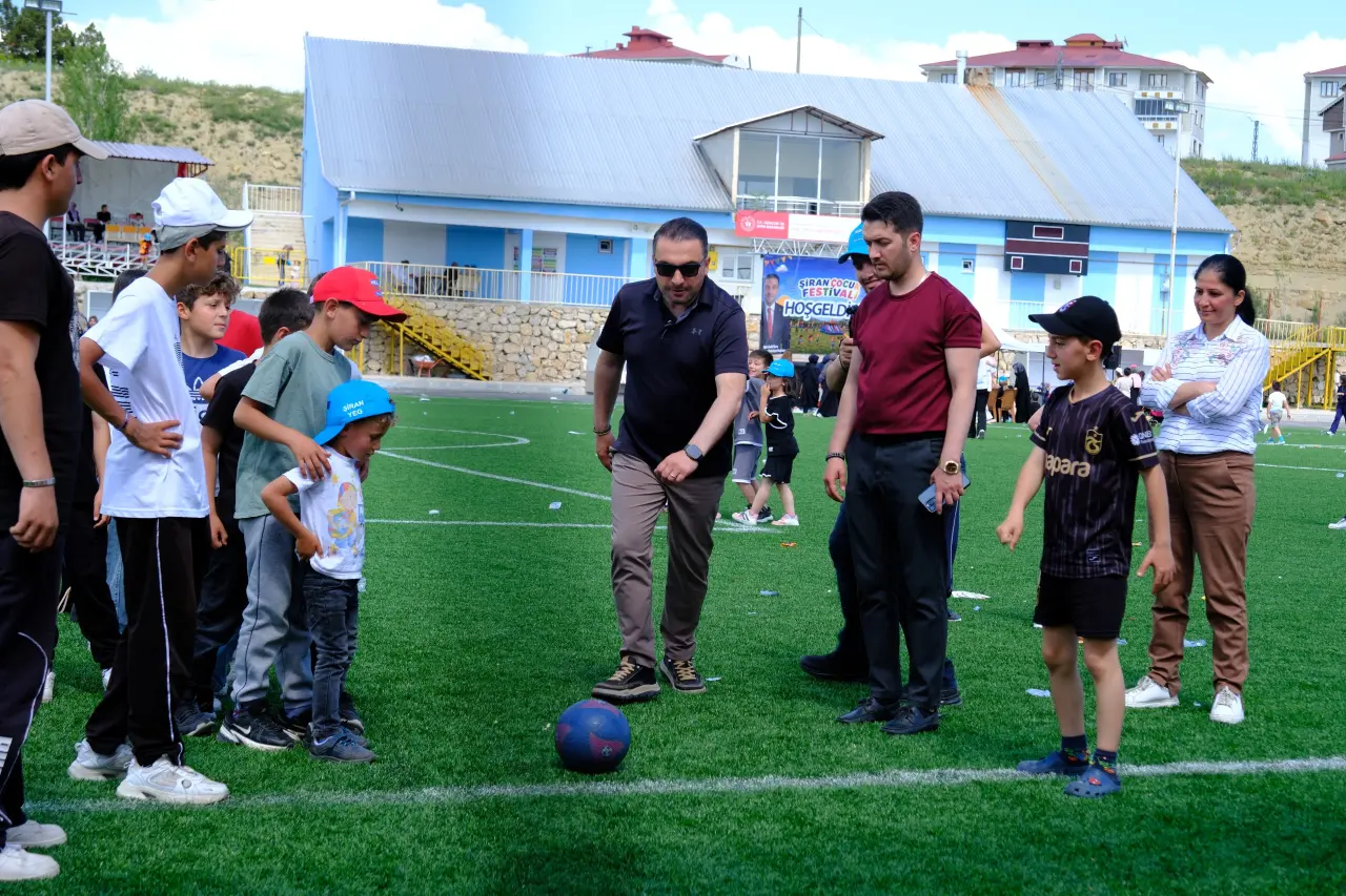Şiran’da 3. Çocuk Festivali Coşkusu: İlçe Stadı Renkli Görüntülere Sahne Oldu 9
