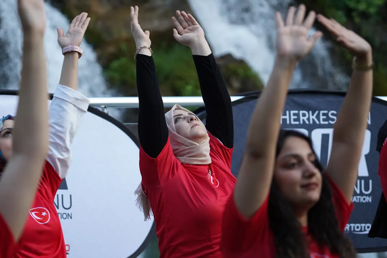 Tomara Şelalesi'nde Gürül Gürül Akan Suyun Yanında Yoga Yaptılar 13