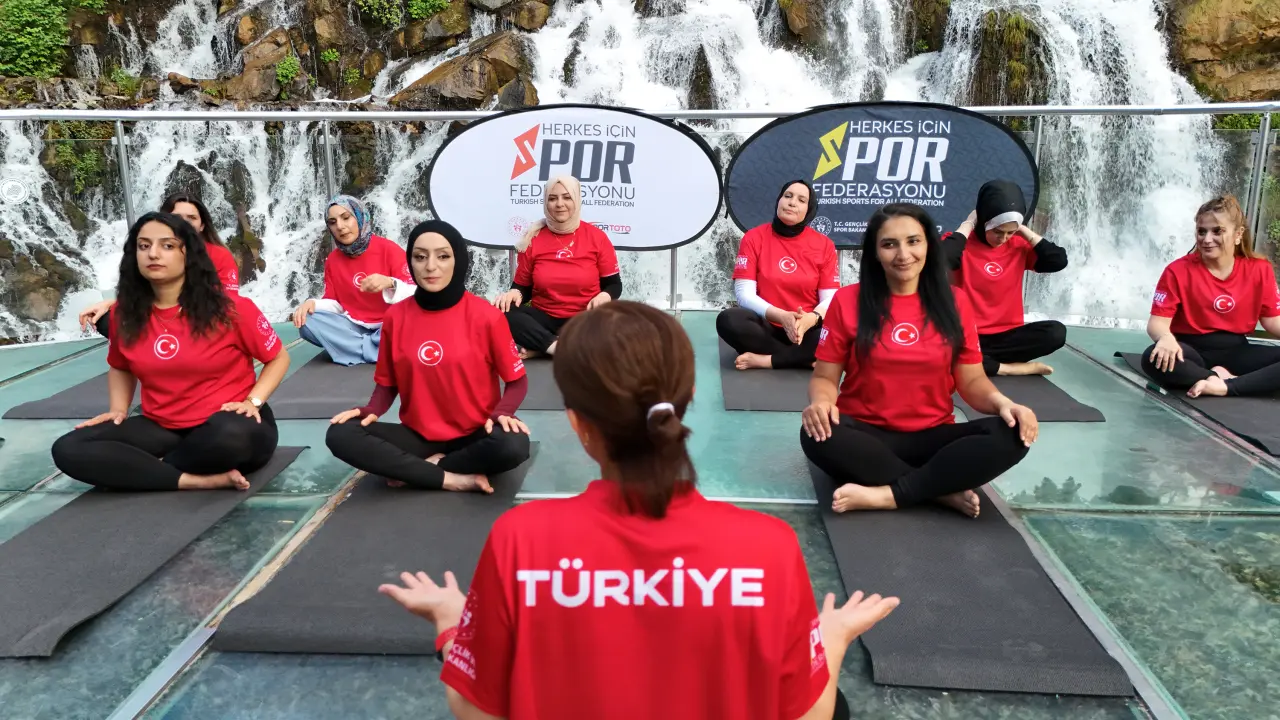 Tomara Şelalesi'nde Gürül Gürül Akan Suyun Yanında Yoga Yaptılar 6