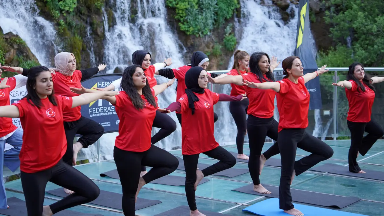 Tomara Şelalesi'nde Gürül Gürül Akan Suyun Yanında Yoga Yaptılar 25