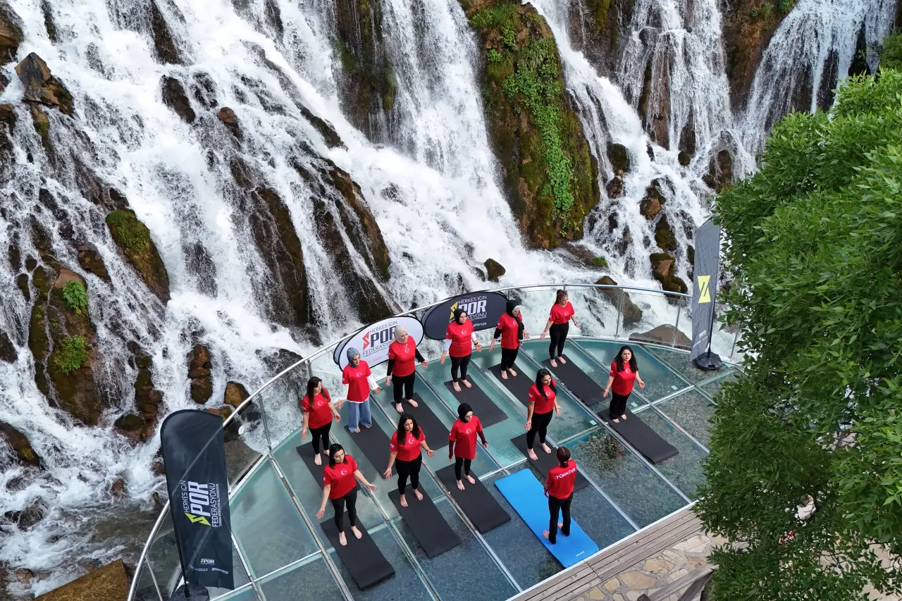 Tomara Şelalesi'nde Gürül Gürül Akan Suyun Yanında Yoga Yaptılar 1
