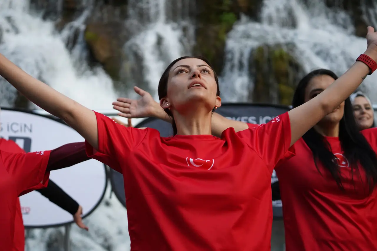 Tomara Şelalesi'nde Gürül Gürül Akan Suyun Yanında Yoga Yaptılar 8