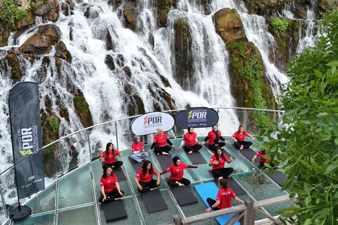 Tomara Şelalesi'nde Gürül Gürül Akan Suyun Yanında Yoga Yaptılar 3