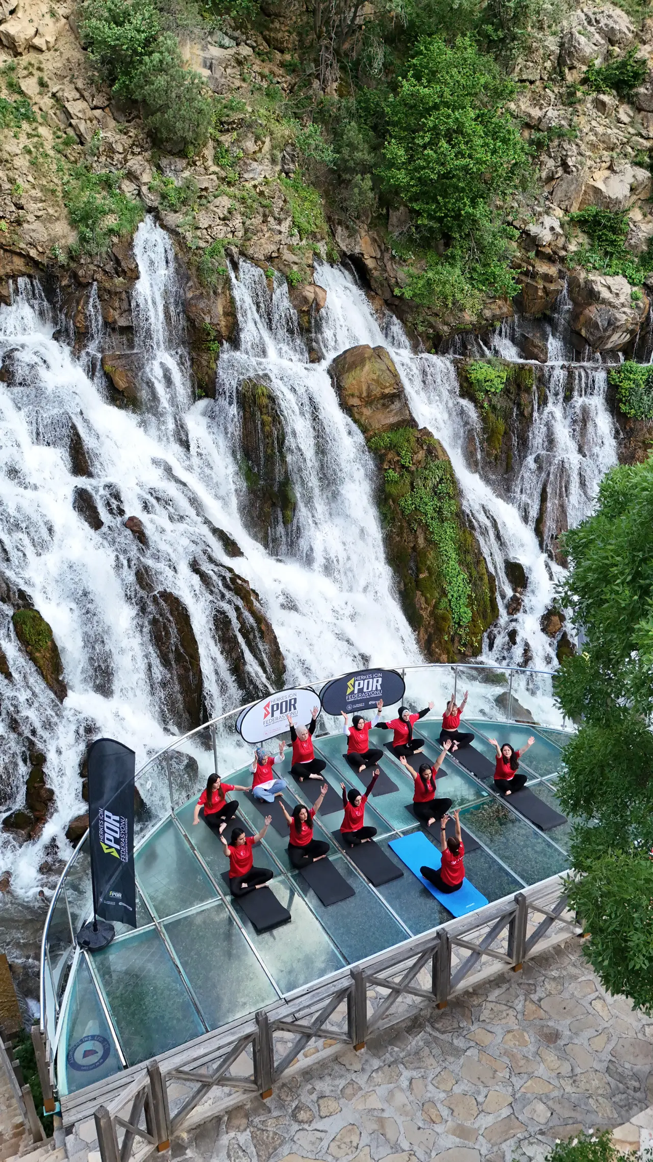 Tomara Şelalesi'nde Gürül Gürül Akan Suyun Yanında Yoga Yaptılar 2