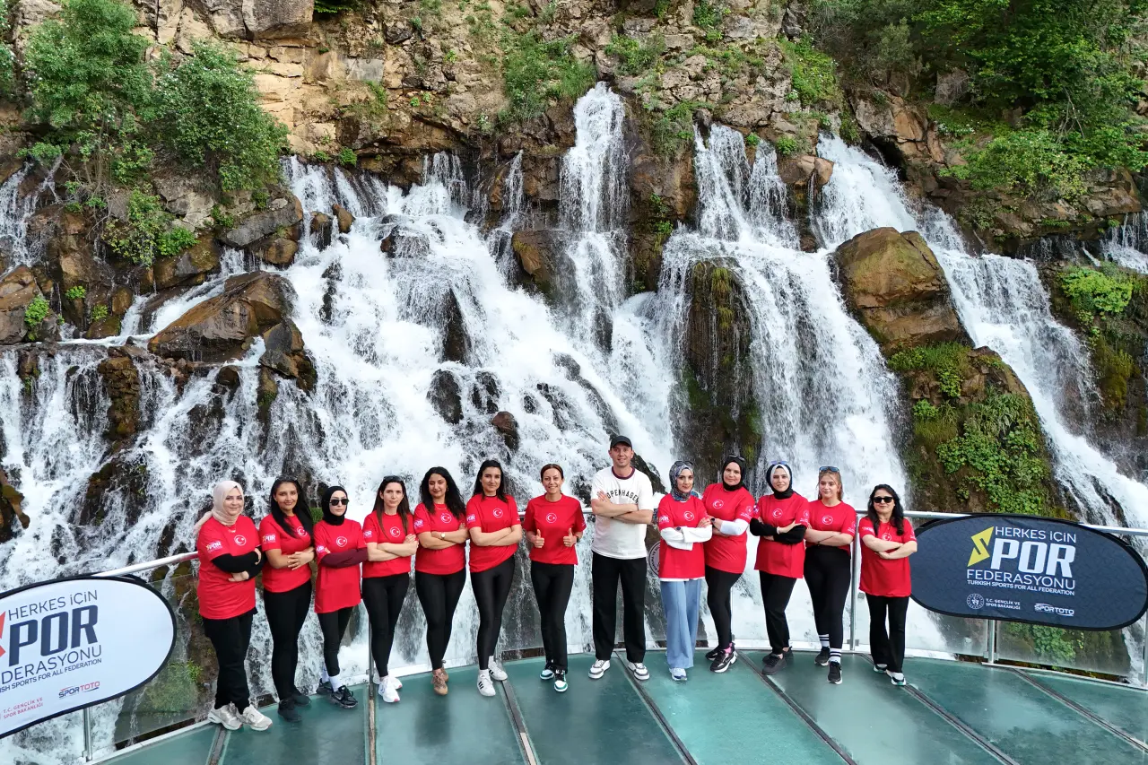 Tomara Şelalesi'nde Gürül Gürül Akan Suyun Yanında Yoga Yaptılar 7