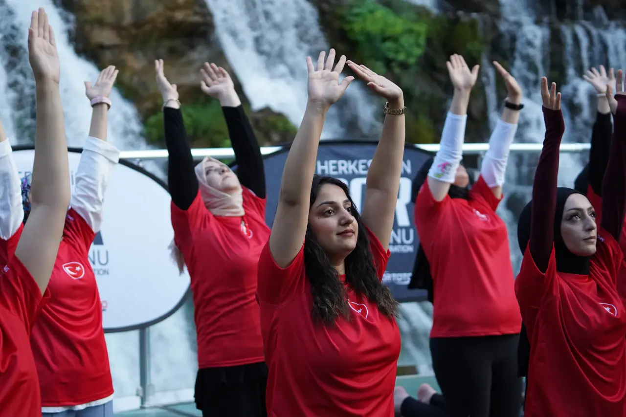 Tomara Şelalesi'nde Gürül Gürül Akan Suyun Yanında Yoga Yaptılar 12