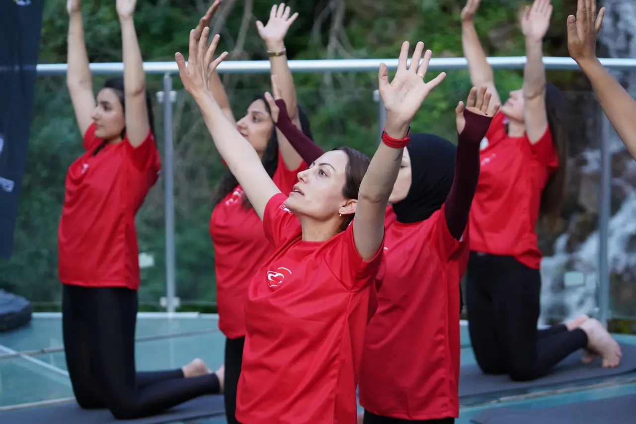 Tomara Şelalesi'nde Gürül Gürül Akan Suyun Yanında Yoga Yaptılar 20