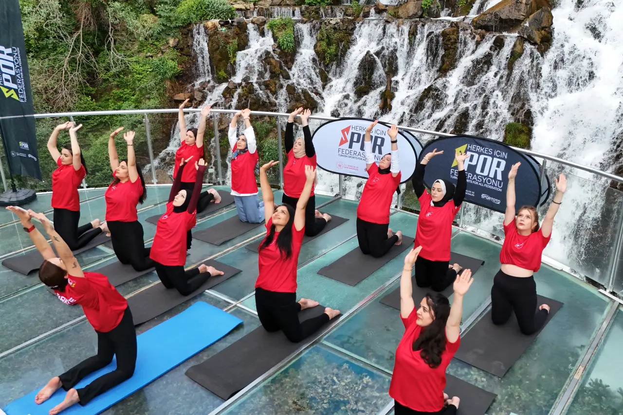 Tomara Şelalesi'nde Gürül Gürül Akan Suyun Yanında Yoga Yaptılar 5